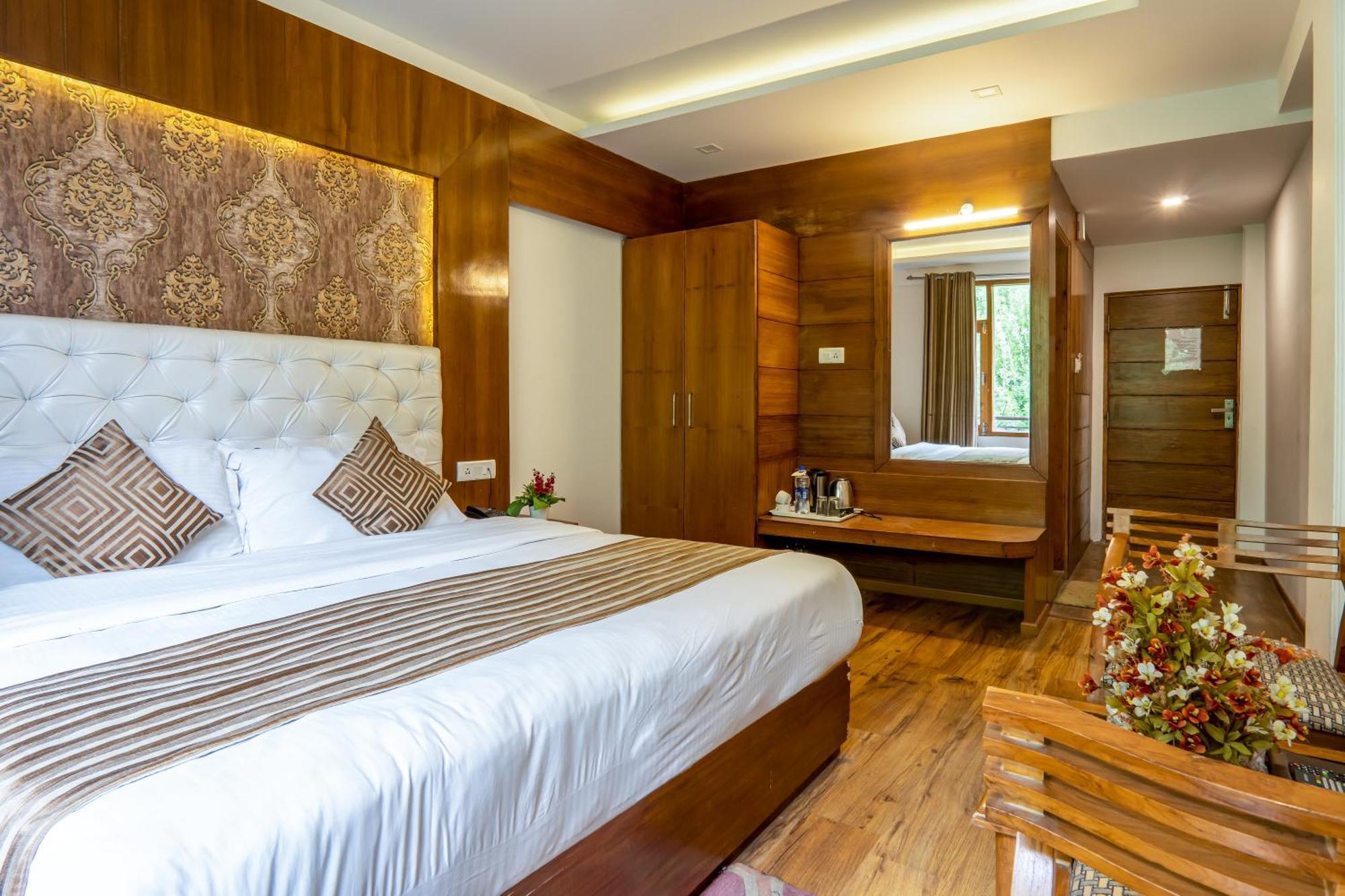Pristine Inn Manali Exteriör bild